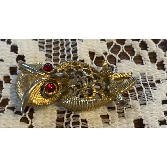 Vintage Signed Avon Horned Owl Red Cabochon Eyes Gold Tone Metal Brooch Pin - Picture 2 of 5